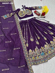 ผู้จัดจำหน่ายชุดเลเฮนกา-โชลีและผ้าคลุมไหล่แบบปักลายวิจิตร้า ดีไซน์หรูหรา พร้อมงานปักดิ้นและงานปักด้าย จากเมืองสุรัต - Product Image 2