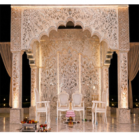 Mandap de mariage Indo-Canadien élégant en fibre de verre et cristal, design détachable, style Jharokha moderne, autoportant