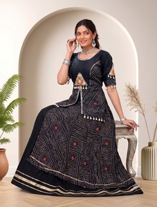 Ensemble Lehenga Indien et Pakistanais avec Blouse Brodée à Lacets au Dos, Jupe Imprimée Longue en Rayonne – Tenue Traditionnelle pour Mariage - Product Image 4