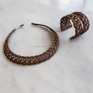 Collar con Colgante de Hierro Negro Forjado a Mano, Símbolo Rúnico Vikingo, Joyería Metálica Hecha a Mano, Regalo Artesanal Rústico Minimalista - Product Image 4