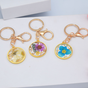 Porte-clés en résine pressée de haute qualité, forme personnalisée, fait main, avec décoration de fleurs séchées, très vendu - Product Image 2
