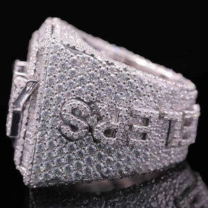 Anillo de Lujo Moissanite King Bling de 0.5 Quilates con Engaste de Plata y Circonitas - Product Image 5