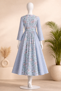 ชุดเดรสยาวพิมพ์ลายดอกไม้สีน้ำเงินแบบแฮนด์บล็อกพิมพ์ แขนยาว มีกระเป๋าข้าง ติดกระดุมที่คอ สไตล์โชลี ผ้าฝ้าย สำหรับผู้หญิง ชุดลำลองสุดหรู - Product Image 2