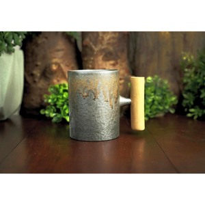Tasse en céramique en porcelaine fine faite à la main avec poignée en bois, finition mate Wabi-Sabi, compatible lave-vaisselle et micro-ondes, écologique pour usage domestique - Product Image 3