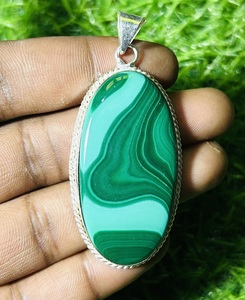 จี้มาลาไคต์ธรรมชาติ TRIMURTI GEMS T N 1088 ชุบเงิน ประดับขอบเงิน รูปทรงหยดน้ำ สีเขียวลายเส้น รูปไข่ คลาสสิก - Product Image 5