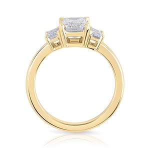 Anillo de Compromiso de Tres Piedras con Diamante Cultivado en Laboratorio de Corte Esmeralda de 5.80CT, Oro Amarillo, Joyería Fina Personalizada para Bodas, Venta al Por Mayor - Product Image 5