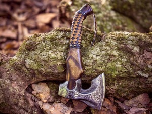 Hacha Vikinga Hecha a Mano con Hoja de Acero Grabada y Mango de Madera para Uso en Supervivencia - Product Image 2