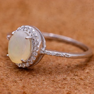 Anillo de Plata de Ley 925 con Ópalo Ovalado Natural y Circonita Cúbica, Joyas Memoria, Venta al Por Mayor - Product Image 2