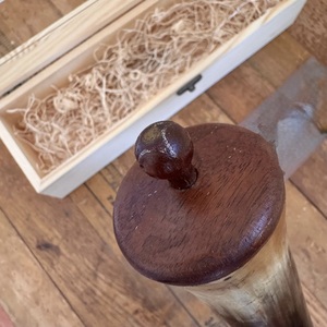 Correa de Cuero de Color Natural con Polvo de Cuerno de Búfalo Ecológico Hecho a Mano por ILAHI, Arte Folclórico, Arte Rústico, Feng Shui, Coleccionable - Product Image 2