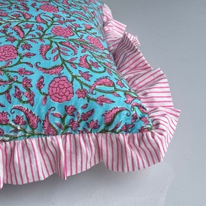 ปลอกหมอนอิงลายดอกไม้สไตล์โบฮีเมียน พร้อมลวดลายสีชมพูและสีเขียวขุ่น - Product Image 2