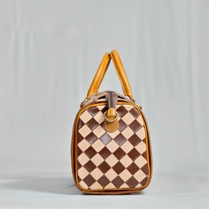 Bolsa de Viaje de Cuero de Lujo con Diseño de Tablero de Ajedrez, Panel de Cuero Vacuno con Forma de Corazón, Cierre de Cremallera - Product Image 2