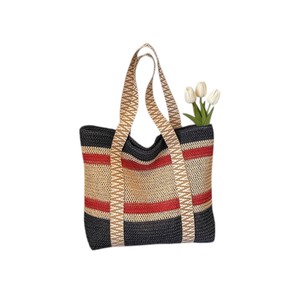 Bolso versátil de hilo natural, perfecto para aventuras de verano, con una llamativa decoración de malla hueca. - Product Image 4