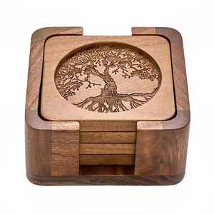 Sous-verres ronds en bois gravés avec un arbre de vie détaillé, présentés dans un cadre robuste, sont disponibles à prix de gros pour les boutiques éco-responsables. - Product Image 1
