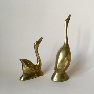 Paire de cygnes en laiton faits à la main, sculpture élégante en métal d'oiseaux aquatiques, statue décorative d'oiseau, décoration de luxe pour la maison, accent de table - Product Image 3