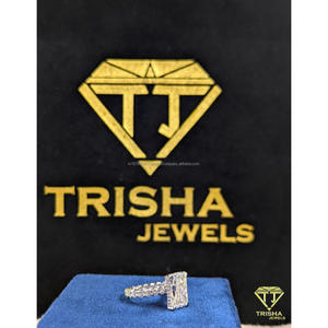 Anillo de compromiso solitario de plata de ley 925 con diamante moissanita de corte radiante premium para mujer de Trisha Jewels - Product Image 6