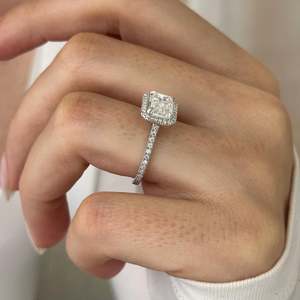 Bague de fiançailles en or blanc 14 carats avec diamant de laboratoire taille émeraude 2 carats F VVS2, sertissage halo, taille émeraude est-ouest, certifiée IGI - Product Image 3