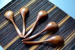 Cuillère en bois artisanale, finition rustique, lisse et polie, prise en main confortable, idéale pour la cuisine et le service des repas quotidiens - Product Image 5