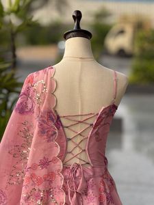 Blusa de organza Gmy con bordado de diseñador y lentejuelas, con lehenga estampada digitalmente y conjunto de dupatta estampado digitalmente. - Product Image 4