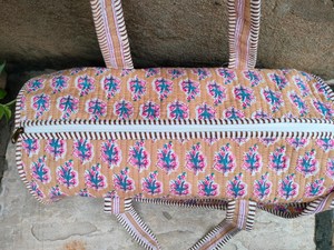 กระเป๋าผ้าฝ้ายพิมพ์ลายบล็อกทำมือ ลายดอกไม้ใบไม้แบบอาร์ติซาน สำหรับเดินทางช่วงสุดสัปดาห์  กระเป๋าถือแบบสะพายไหล่ลายทาง โพลีเอสเตอร์ - Product Image 6