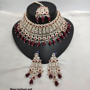 Conjunto de Joyería Nupcial de Latón Chapado en Oro con Circones: Collar Gargantilla, Pendientes Colgantes y Tikka. Ideal para Compromiso, Aniversario y Fiestas. Alta Calidad. - Product Image 1