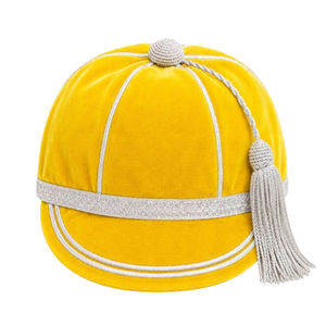 Casquette d'honneur de rugby à 5 panneaux en velours jaune, fabriquée sur mesure en usine, avec passepoil blanc, bande argentée et pompon, service OEM ODM - Product Image 1
