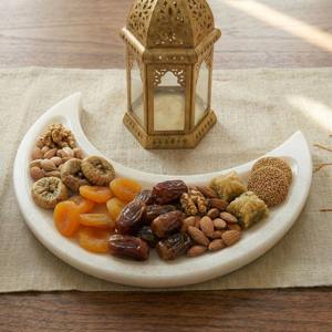 Plateau de service en marbre blanc en forme de croissant de lune, élégant, idéal pour la décoration de la maison, les repas d'Iftar et de Suhoor, et les cadeaux. - Product Image 3