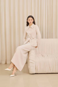 Traje Elegante/Clásico Moderno/Estilo Vintage ELVA - Conjunto de Traje Beige con Cuello Japonés - Edición Mature Grace KS57, Venta al Por Mayor en Vietnam - Product Image 2