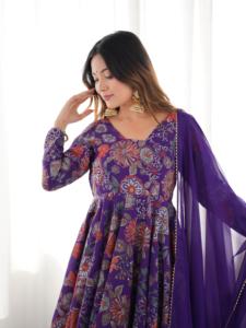 Hermoso Kurti de Fiesta para Mujer, Diseño Indio-Pakistaní, en Seda Romana Suave, con Estampado Floral Morado en Chanderi, Salwar Kameez - Product Image 5
