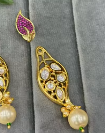 ต่างหูคุณภาพระดับพรีเมียมของ Kundan ทันสมัยยอดเยี่ยมดีไซน์โทนสีทองเหมาะสำหรับงานแต่งงานต่างหูแบบดั้งเดิมสำหรับผู้หญิง - Product Image 2