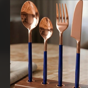 Ensemble de couverts plaqués or rose avec manches bleus, design moderne, passe au lave-vaisselle, cuillère, fourchette, couteau, service de table, ensemble de 4 - Product Image 3