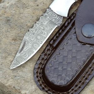 Cuchillos de Caza Plegables de Alta Calidad con Patrón Damasco, Mango Curvo Artístico, Decoración de Latón y Funda de Cuero Marrón - Product Image 4