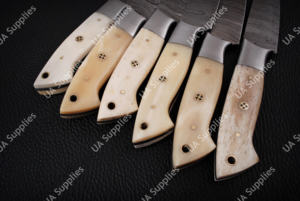 Couteaux à steak en acier Damas faits à la main UA Supplies, ultra-affûtés, manche ergonomique en os de chameau, design moderne, finition brossée - Product Image 6