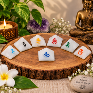 Offre Spéciale : Ensemble de Pierres Précieuses 7 Chakras – Pyramide en Agate Blanche Naturelle avec Symbole Sanskrit Gravé – Décoration Éco-Responsable Style Amour pour la Maison et la Guérison - Product Image 1