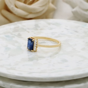 Anillo de Oro Amarillo de 14k al por Mayor con Zafiro Azul Corte Esmeralda Natural y Diamantes de Memoria Jewels - Product Image 3