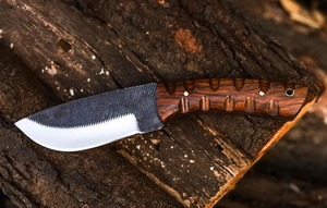 Cuchillo para Desollar Hecho a Mano con Hoja de Acero al Carbono – Cuchillo de Caza y Camping Afilado como una Navaja con Funda de Cuero - Product Image 3