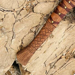 Hacha Decorativa de Estilo Vikingo de Grado Industrial con Cabeza con Patrón Nórdico, Hoja de Acero al Carbono, Mango de Madera Envolvente y Aspecto Rústico - Product Image 5