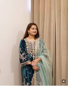 Conjunto étnico exclusivo de terciopelo, completamente cosido, listo para usar, con top, pantalón y dupatta, ropa tradicional de fiesta para mujer, conjunto de alta calidad. - Product Image 3