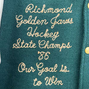 เสื้อแจ็คเก็ตเบสบอลแบบมีปักลายตามสั่ง  ผ้าวูล  ทรงวาร์ซิตี้  สำหรับทุกเพศ  สไตล์ไฮสตรีท  สำหรับฤดูหนาว  ด้านหน้าสีแทน - Product Image 5