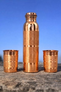 Juego de Botella de Agua de Cobre Puro Premium y 2 Vasos con Diseño Acabado a Cepillo, Botella y Vasos Reutilizables de Lujo para el Hogar - Product Image 2