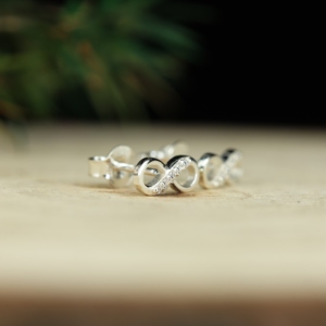 Pendientes de Plata de Ley S925 con Incrustaciones de Diamantes Moissanite, Pendientes Pequeños en Forma de 8, Joyería para Mujer - Product Image 3