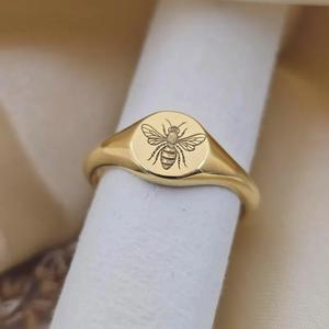 Anillo con Sello de Abeja, Anillo Grabado con Abeja en Oro de 14K, Anillos Minimalistas y Delicados, Regalos para Amantes de las Abejas, Anillo Grabable, Anillo de Abeja en Plata de Ley - Product Image 1