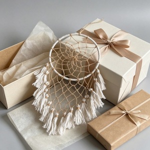 Attrape-rêves artisanal en crochet avec grandes plumes blanches, décoration murale bohème pour chambre à coucher, ornement décoratif pour une maison paisible - Product Image 2