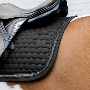 Tapis de selle personnalisés pour l'équitation, accessoire d'équipement équestre avec construction en tissu matelassé pour l'entraînement et l'usage quotidien - Product Image 6