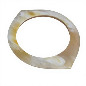 Bracelet manchette élégant en corne naturelle, poli à la main, de haute qualité, idéal pour elle - Product Image 1