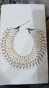 Descubre collares naturales de conchas de cauri con encanto costero, ideales para moda boho, ropa de playa, regalos y joyería artesanal. - Product Image 4