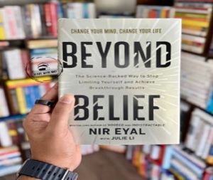 Beyond Belief de Nir Eyal, libro de bolsillo, autoayuda, desarrollo personal, psicología, motivación y éxito, negocios y liderazgo - Product Image 3