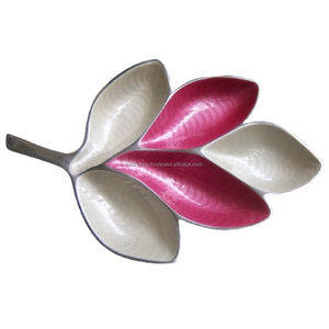 Bandeja de Metal Blanca con Diseño de Hojas y Acabado Brillante para Servir Frutas y Aperitivos, Decoración del Hogar y Regalos - Product Image 1