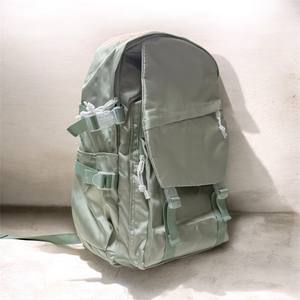 Mochila ligera de poliéster de 30-40L con múltiples bolsillos y solapa - Product Image 4