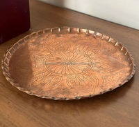 Plateau en cuivre gravé vintage de taille personnalisée avec bord festonné Plateau de service Boho unique pour la décoration intérieure pour le service des aliments