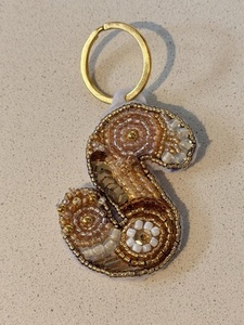 Porte-clés de luxe fait main perlé avec initiale personnalisée, brodé, pour cadeaux de mariage et cadeaux d'entreprise 2026 - Product Image 1